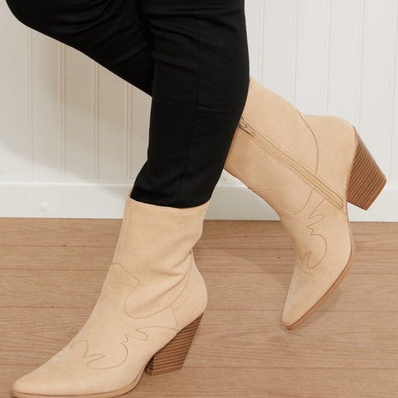 Qupid Down in Dallas Embroidered Cowboy Booties Brand New in Box size 10 - Picture 5 of 6